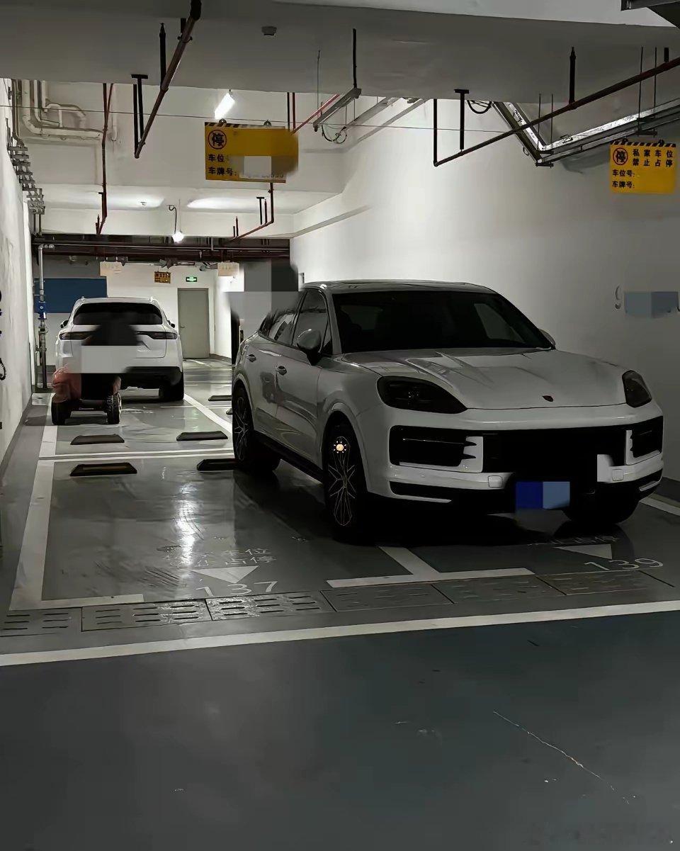 网友！隔壁车主老是这么乱停车，跟他沟通过好多次都没用。找帽子叔叔和物业协调也解决