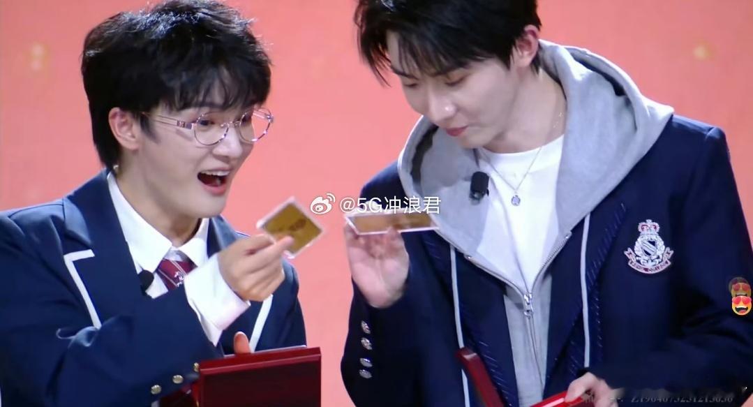 周深收到金条的反应一瞬间的眼神变化太有画面感了，藏不住的开心和惊喜都写在脸上，这