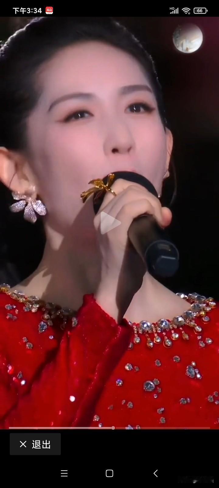 远看，谢娜的妆化得很美呀，脸上的皮肤白里透红，可当镜头拉近时，却看到她脸上的皮肤