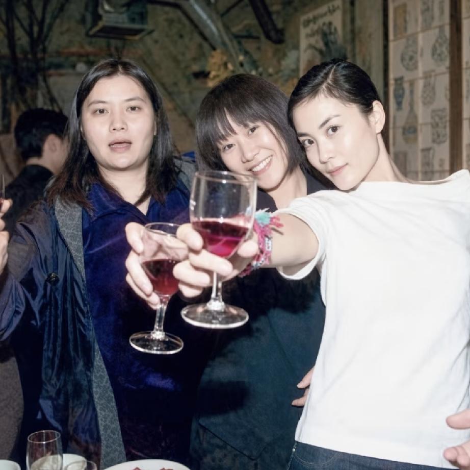 年轻时的邱黎宽和陈家瑛竟然这么美。发福的邱黎宽成了女汉子，有了白发的陈家瑛也被