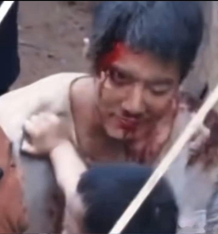 肖战顶着一脸血浆妆肖战不行换我来哈哈哈哈哈不行换我来，那就是好像梦中的景象，但