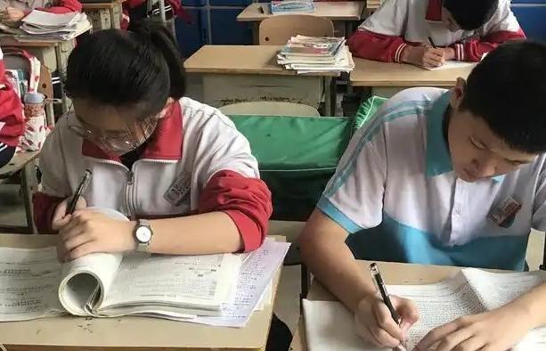 其实孩子聪不聪明，一眼就能看出来！1、看成绩，成绩不好的孩子，你告诉我孩子聪