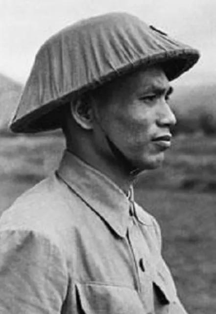 1979年，刚打下柬埔寨的越南大将文进勇，当着所有人的面口出狂言：“我要和中国碰