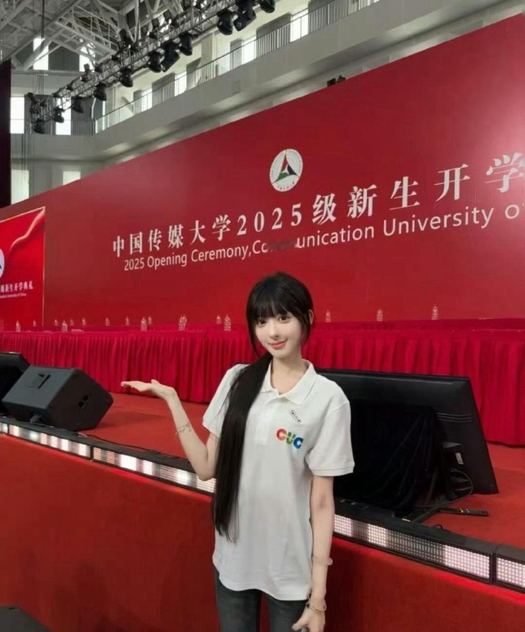 被擦妆5次的艺考女生，如今亮相中传开学典礼。