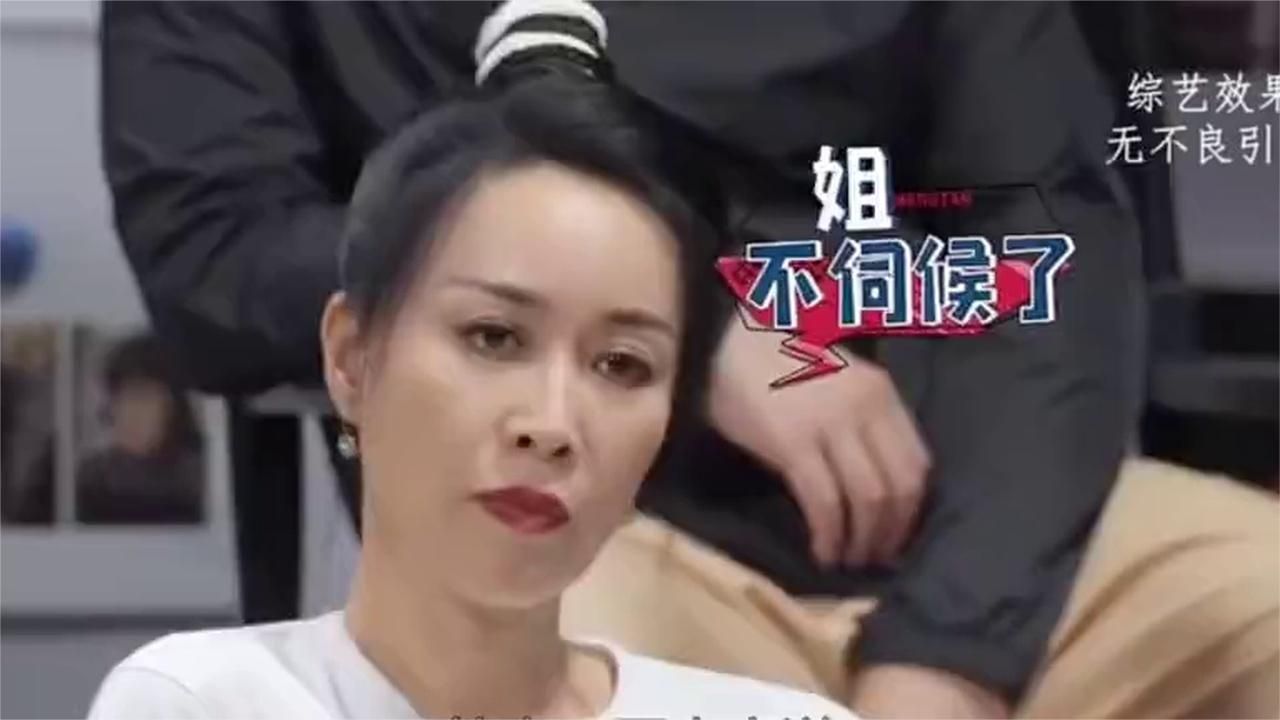 歌坛巨星那英，惨遭导演怒怼年纪大，直言歌土没名气