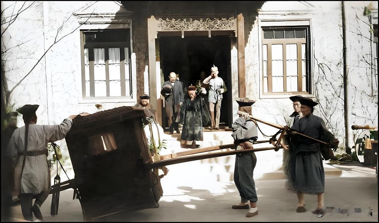 这1901年的场景啊，活脱脱是晚清官场「丢人现眼」的名场面！中间那位穿黑狐皮长袍