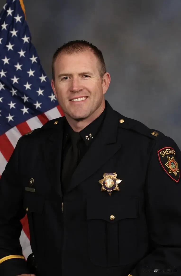 局长拿警局当宿舍?!周末狂飙千里回家被要求辞职加州米尔布瑞警察局长艾伦,工作