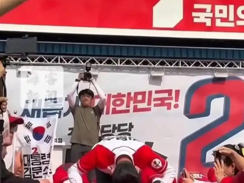 韩国国民力量党候选人金文洙即便下跪，也无法扭转失败的命运，因为韩国民众心里都很明