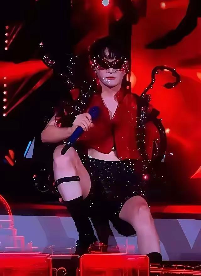 男不男女不女？周深舞台女装风愈演愈烈，内娱审美到底要歪到什么时候？先声明，
