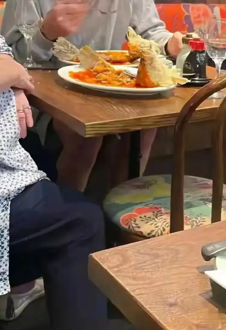 外国人吃中餐，吃鱼一人一盘！