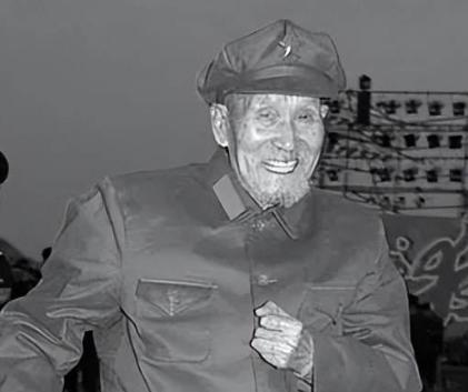 1954年，王震看到“向多本”的职务仍是“班长”时，忍不住大声说到：“向