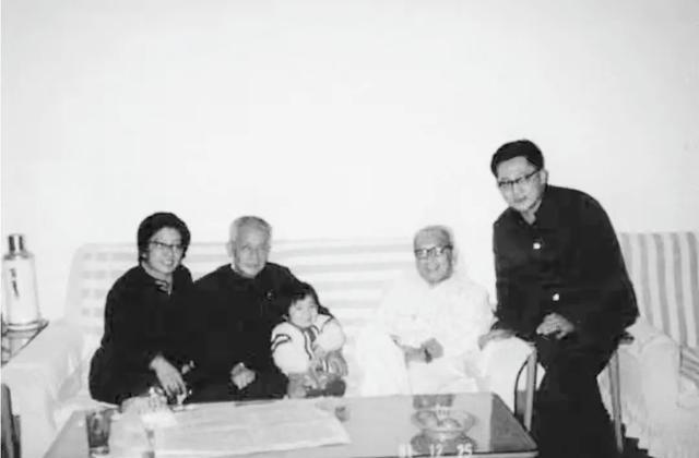 1981年11月25日，时任中国海军政委的叶飞将军到北京亲家陈丕显同志家中做客。