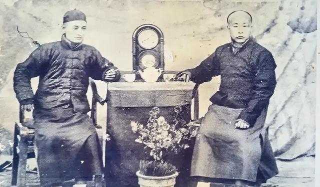 1909年，41岁的霍元甲（右）与友人合影；霍元甲，天津静海人，武师家庭出身，自
