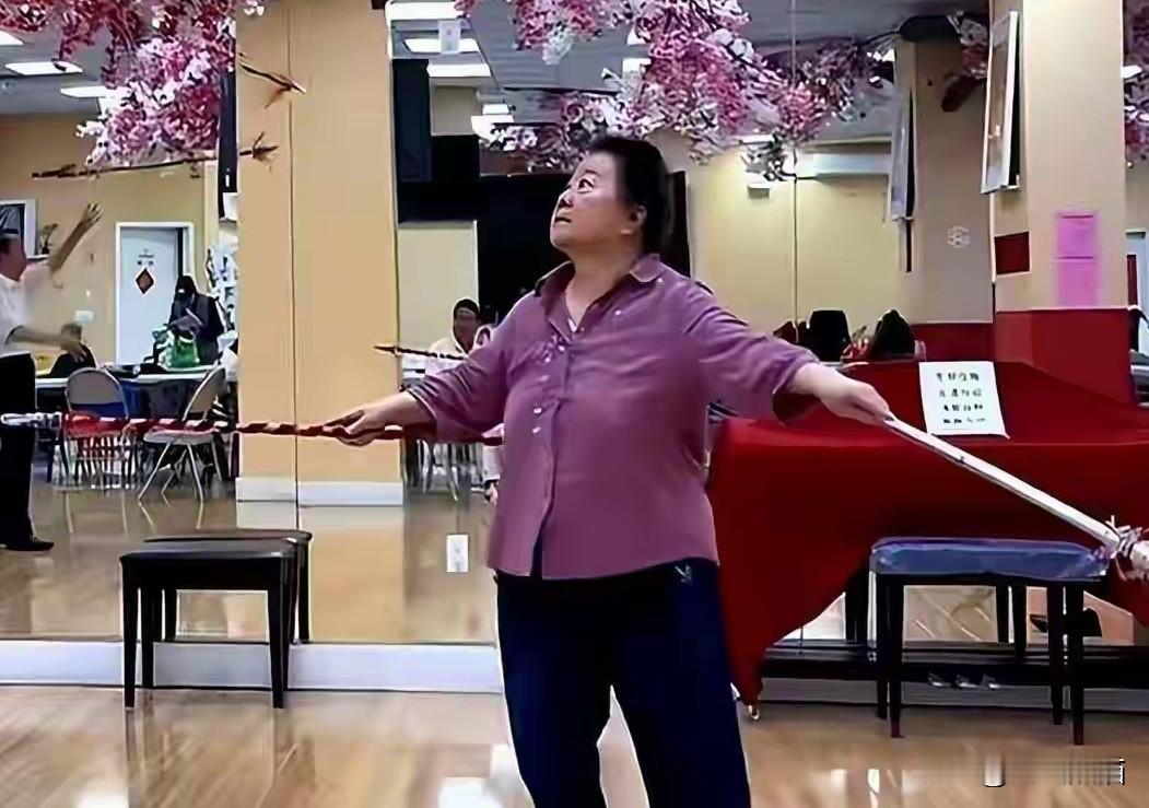 曾经借公派演出之际带领30多名演员留美不归，这一去就是30多年，如今年过花甲归来