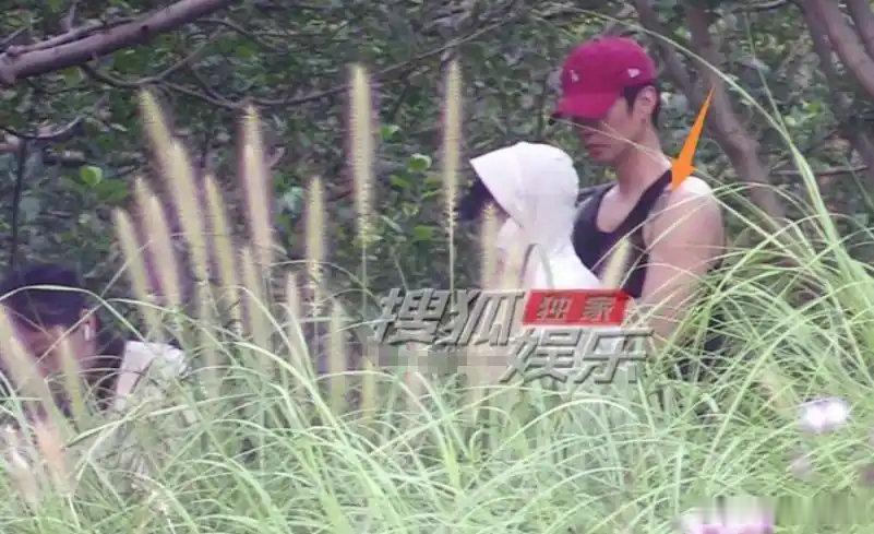 李小璐新恋情刚曝光一天，私生活就被翻出讨论，处境有些尴尬，连女儿甜馨也跟着受到了影响​