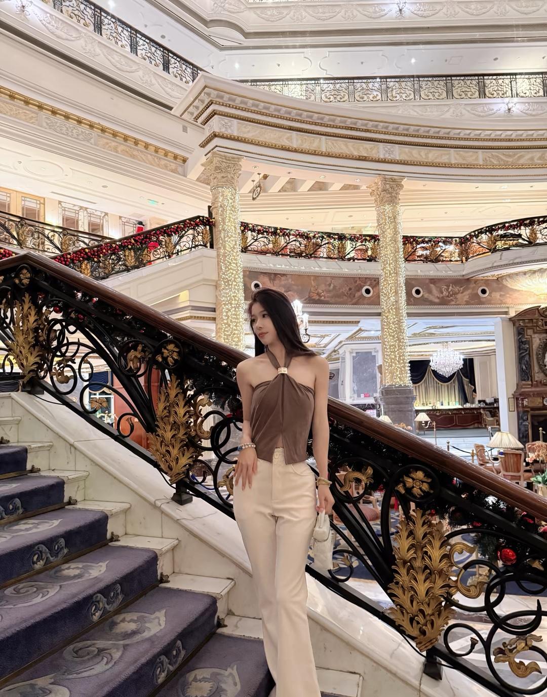 优雅漫步在奢华的欧式楼梯间，感受时光的静谧与美好。