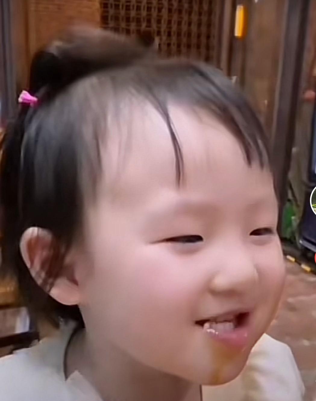 有人说，王思聪太过分，自己女儿不管，成了网络小乞丐，妈妈无奈每天发孩子视频，让大