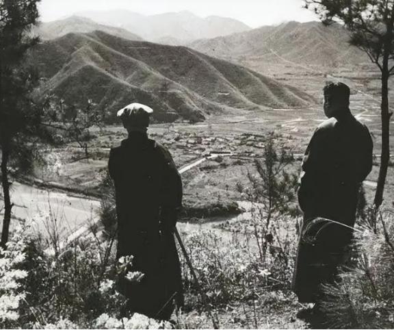 1949年，浙江奉化溪口镇，蒋介石回老家祭祖，此时他已经知道自己毫无胜算，这应该