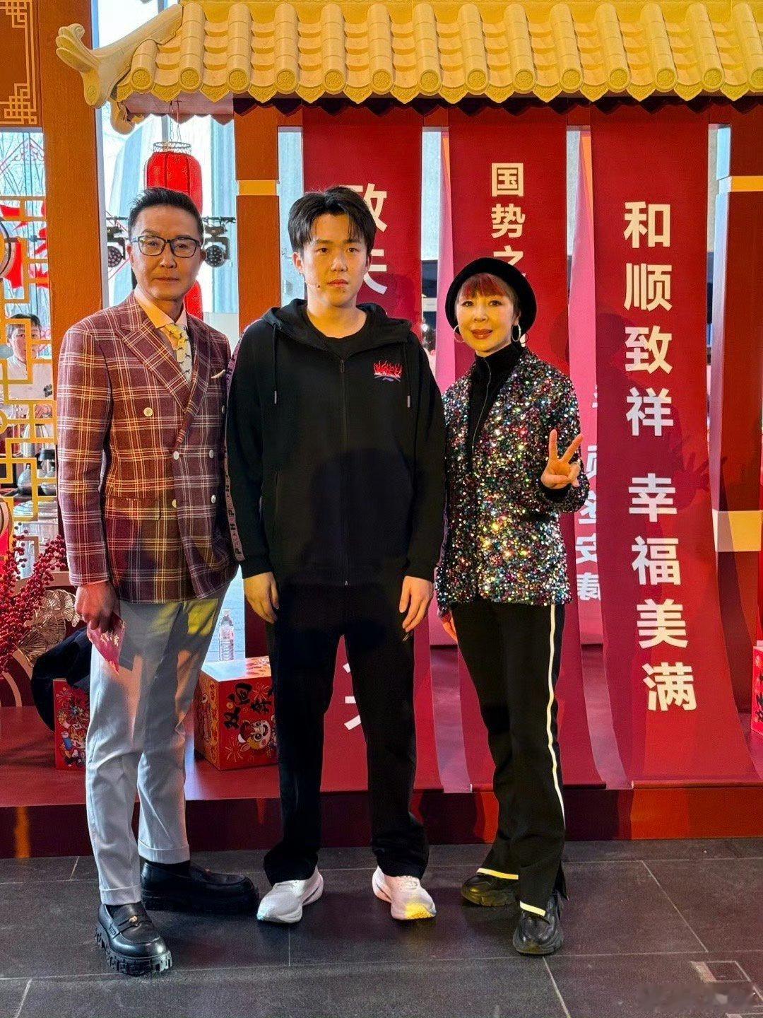 王楚钦板板正正合影大头这合影也太板正了吧！是不是看见达康书记有点紧张啊！哈哈