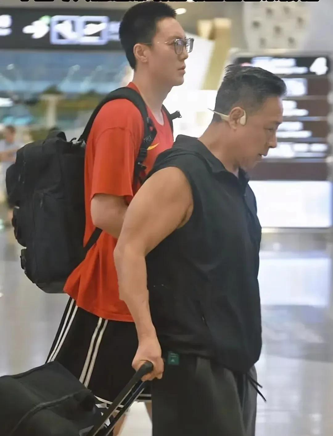 小胡回国了，胡爸满脸骄傲今天清晨接近五点，中国男篮从沙特阿拉伯途经泰国转机，并