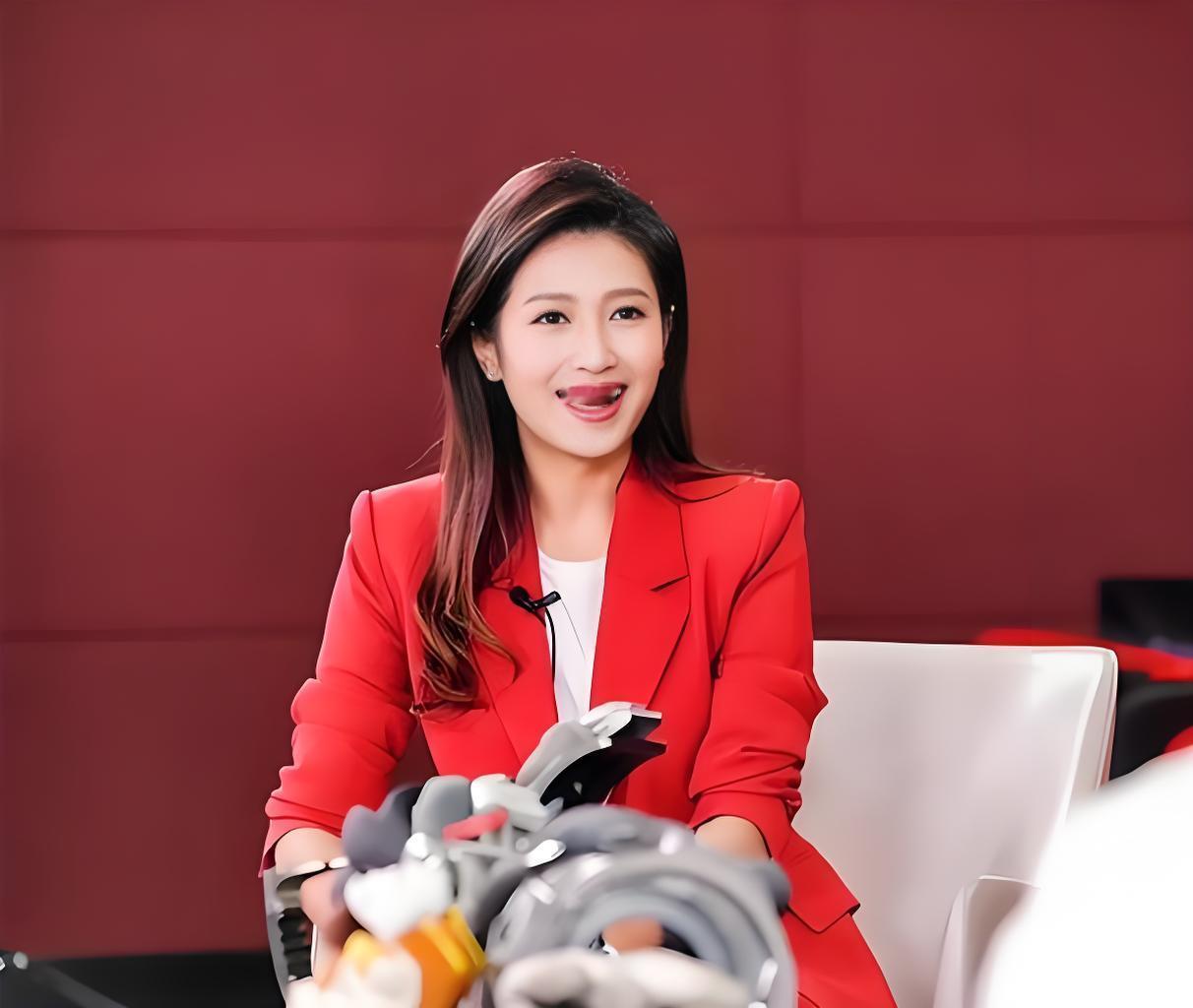 央视著名主持人春妮在采访中坦言："我这辈子最正确的决定，就是为刚强生了个儿子。