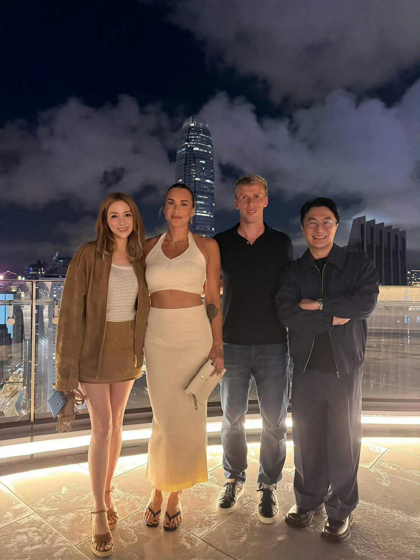 李家诚徐子淇夫妇与萨巴伦卡合影，这张合影的总身价……可能百亿往上吧[笑着哭]💰恒