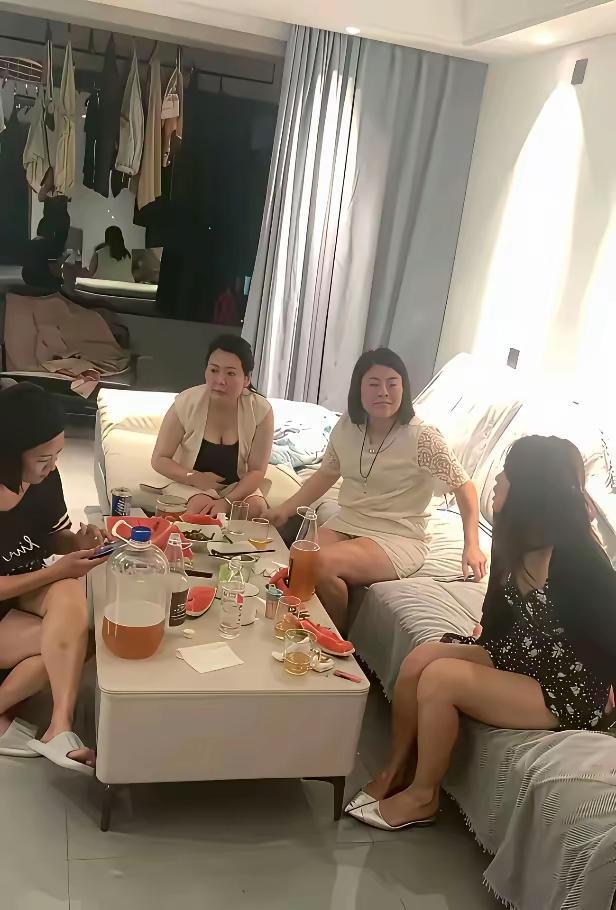 周末闺蜜聚会，老闺蜜有老闺蜜的乐趣！