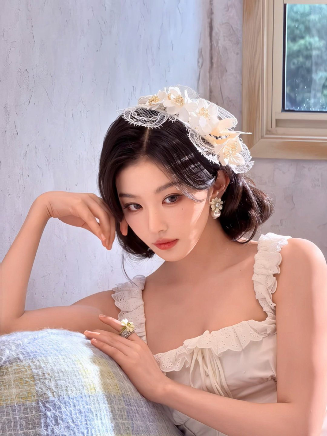 孔雪儿纯白茉莉花孔雪儿南法田园少女风绿意环绕白衣美人，卷发蓬松柔和，孔雪儿自带