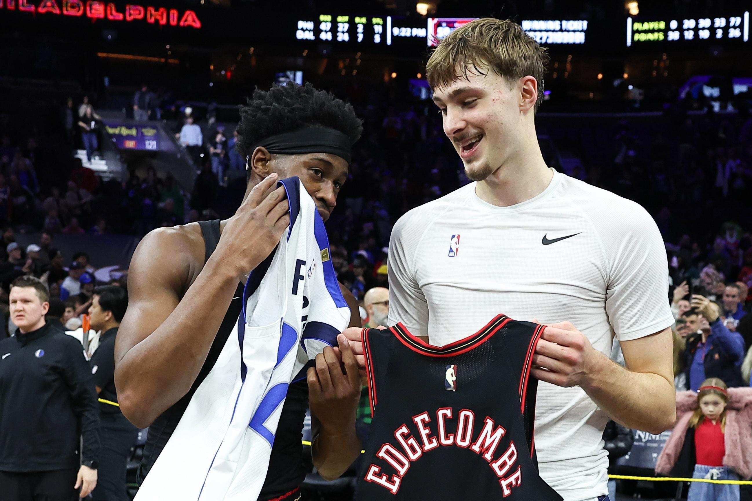 新绝代双骄！独行侠114-121不敌76人。赛后弗拉格接受采访谈到和埃奇库姆的对