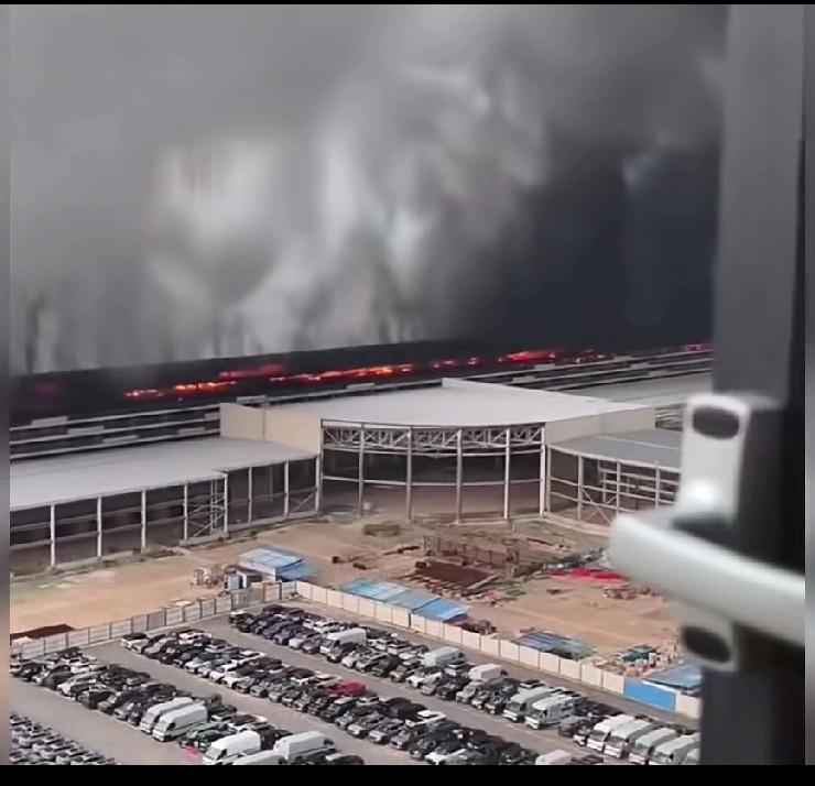 2026年4月14日凌晨2:48，深圳比亚迪坪山总部（20号厂房）发生立体车库火