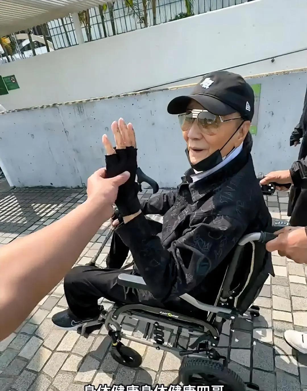 89岁谢贤在香港街头被偶遇，他看起来苍老了好多，出行需要坐轮椅，整个人很瘦。不