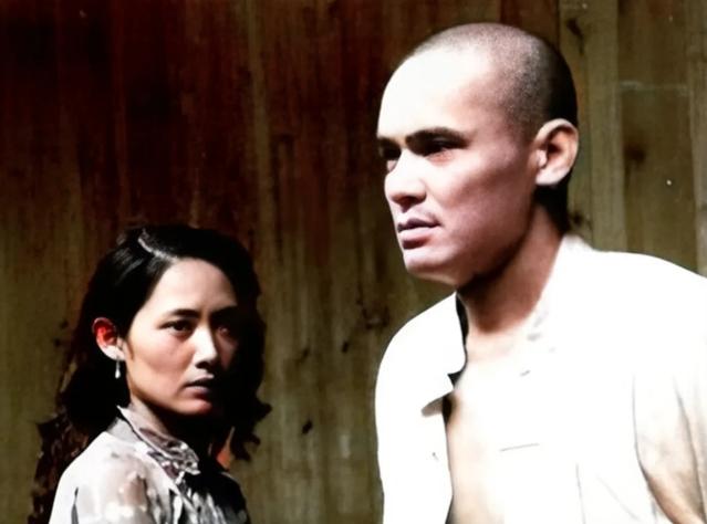 一日，大土匪覃国卿正搂着堂婶睡觉，不料堂叔突然回到家中，见到眼前一幕，堂叔当即拔