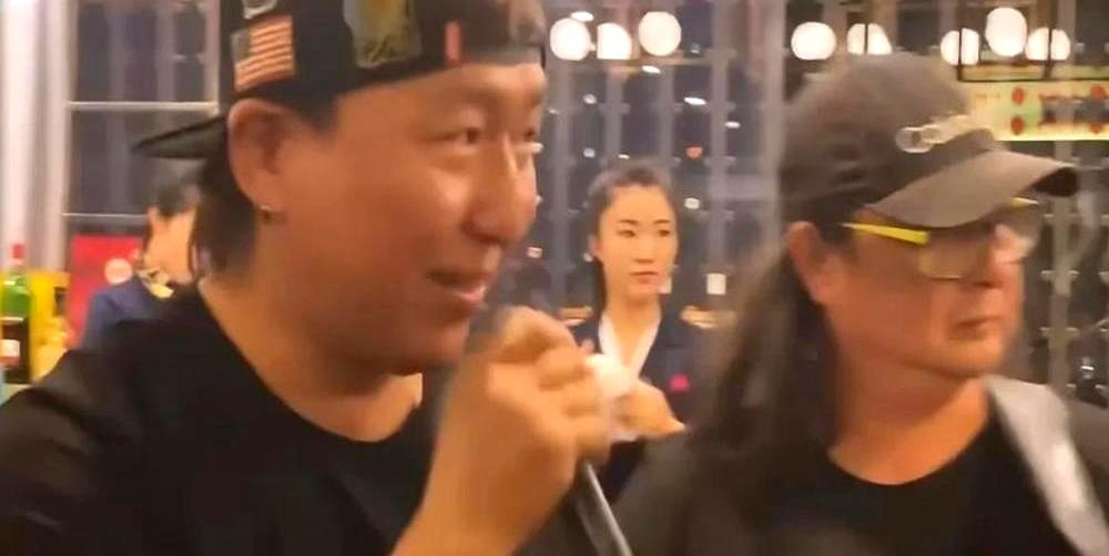 李亚鹏欠四千万被列失信那年办生日宴，来的全是淡出圈好久的老熟人。胡军王学兵喝