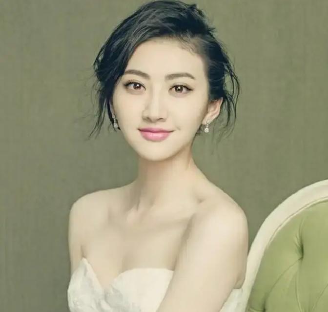 景甜给爱做梦的男人提个醒：什么白月光，都是美好的想象罢了。你以为她是纯洁无瑕的初恋脸，实则人家精于算