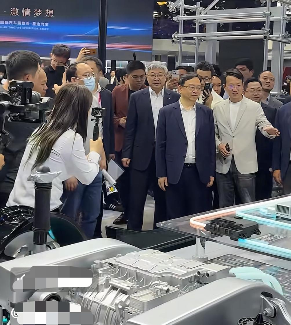 王传福点赞智界V9！4月25日，北京车展第二日，比亚迪董事长王传福带领一众高