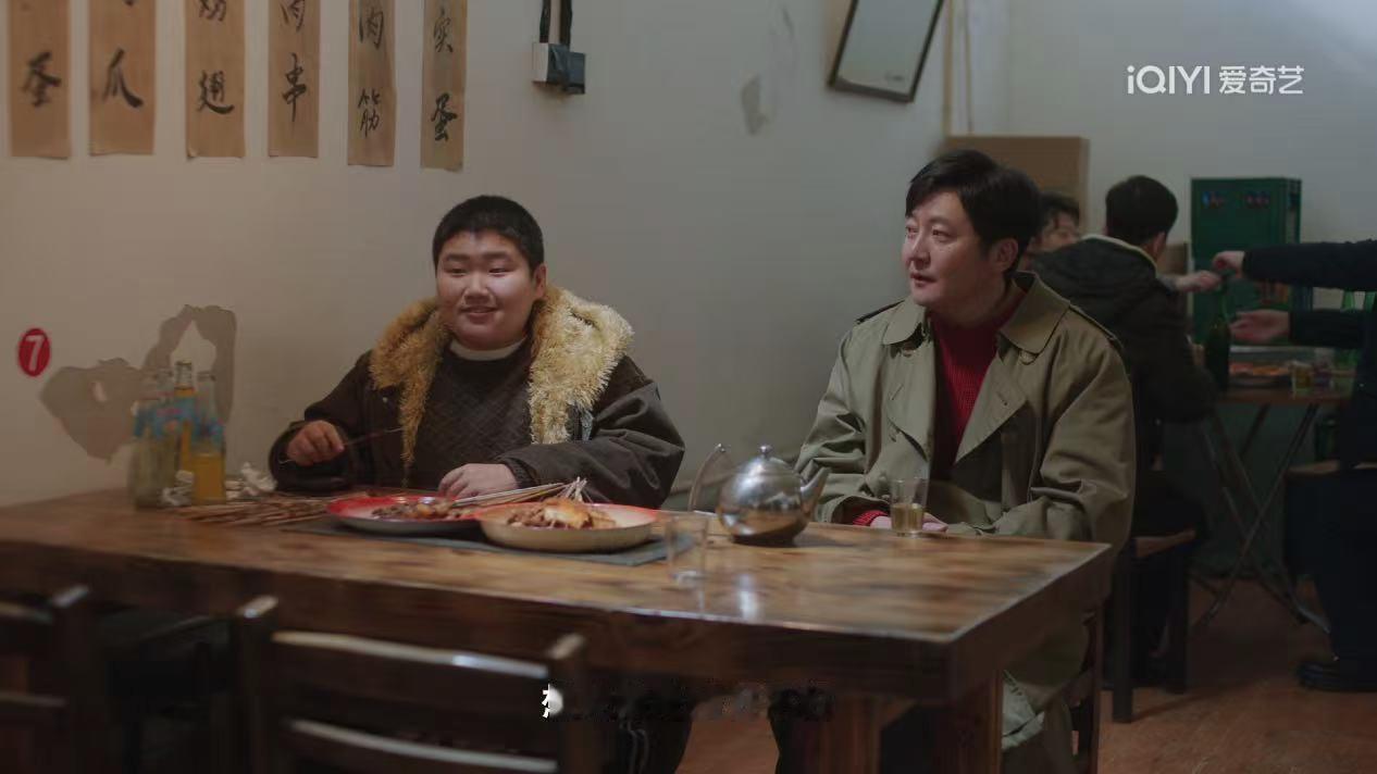 郭京飞新剧《老舅》中一个剧情把我逗乐了。那就是郭京飞饰演的角色决定去写小说，