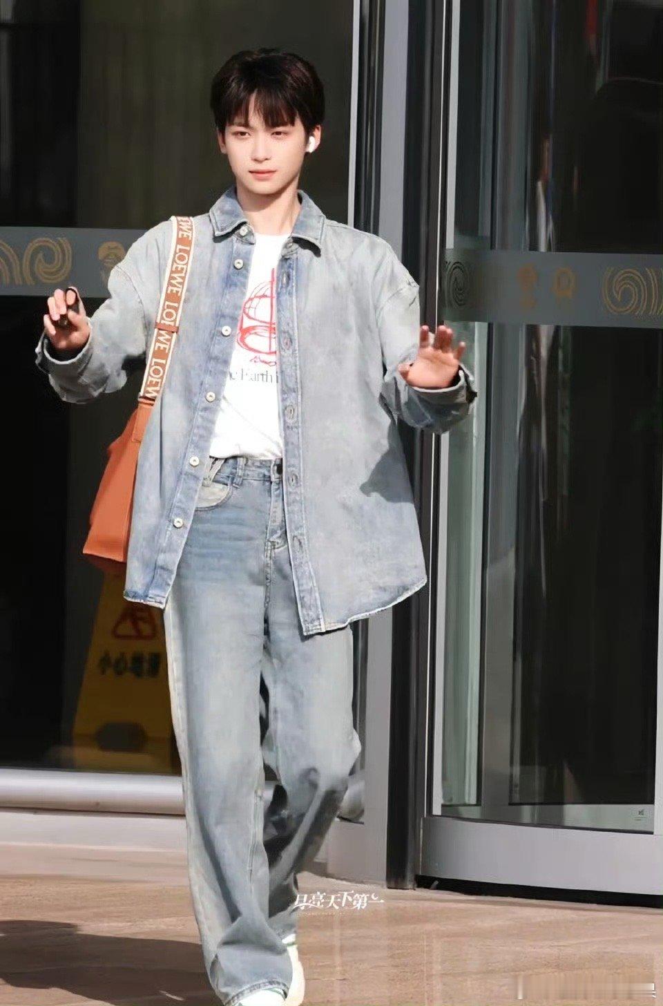 我去今天梓渝出发前往青岛了好男大啊梓渝出发青岛路透​​​