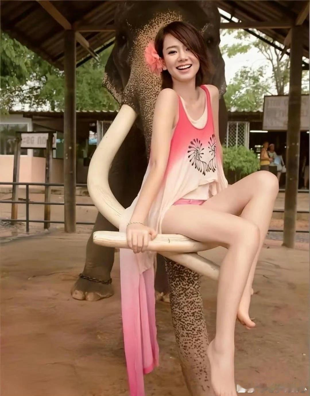 戚薇年轻时是真的嫩，笑容太有感染力了