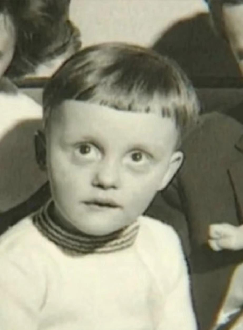 童年默茨的眼神很特别，好像受到了惊吓。年轻的他，顶着一头浓密的乌发，原来也很帅