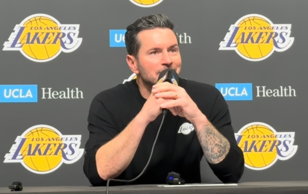 在背靠背大胜之后，雷迪克开玩笑说：“本赛季这支球队已经有18次感觉像是天塌下来了