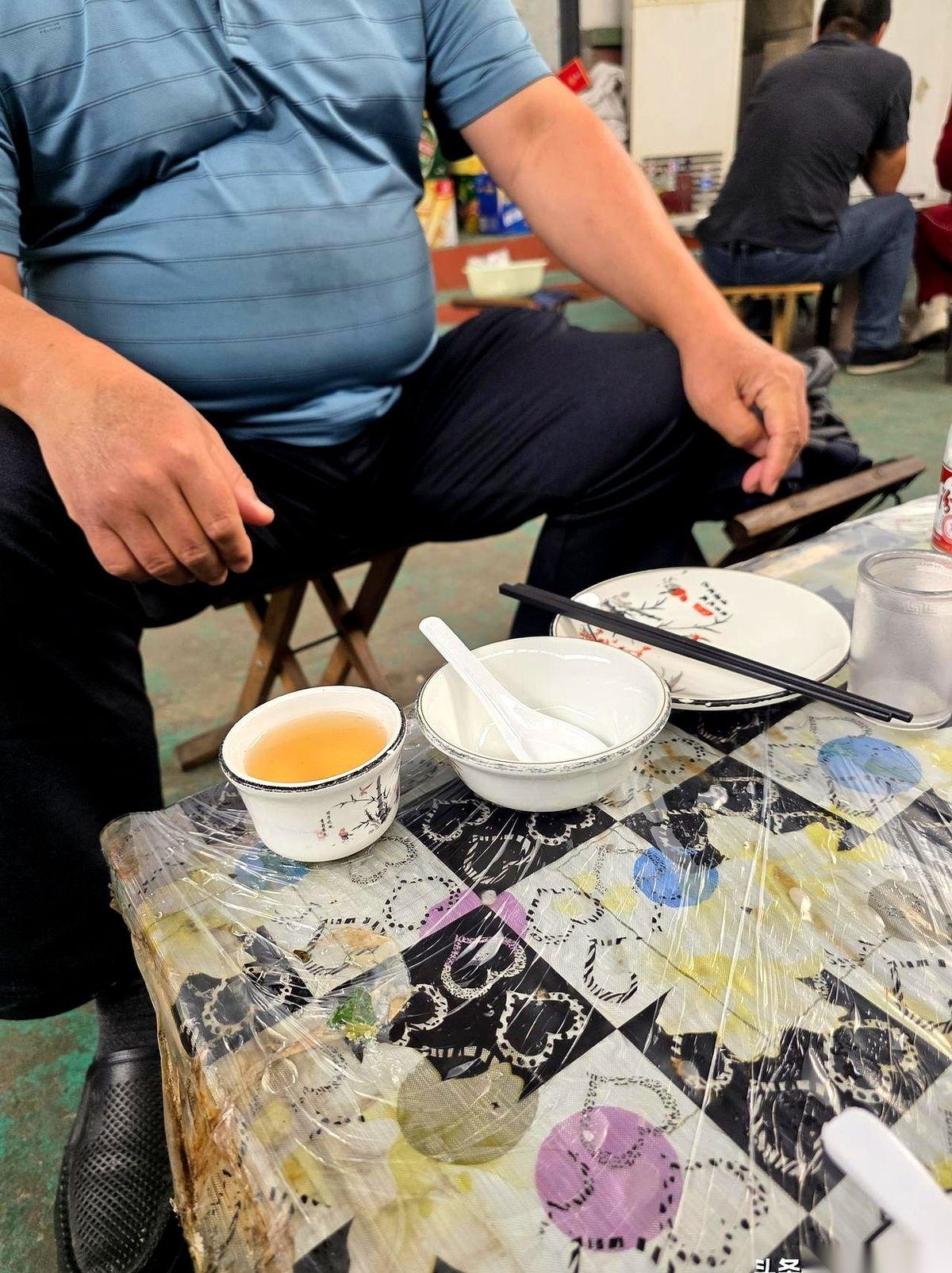 老同学跑到村里的全羊馆聚餐，三个人面前就只摆了一盆羊肉。本来计划加点的四个炒菜