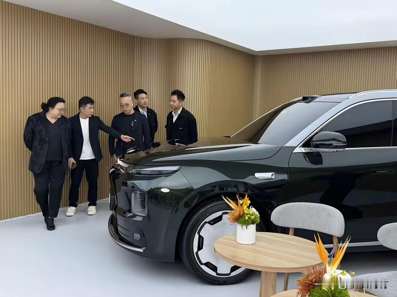 小鹏汽车、小米汽车高管都来零跑展台看D19了。广州车展各车企大佬都在互相串台