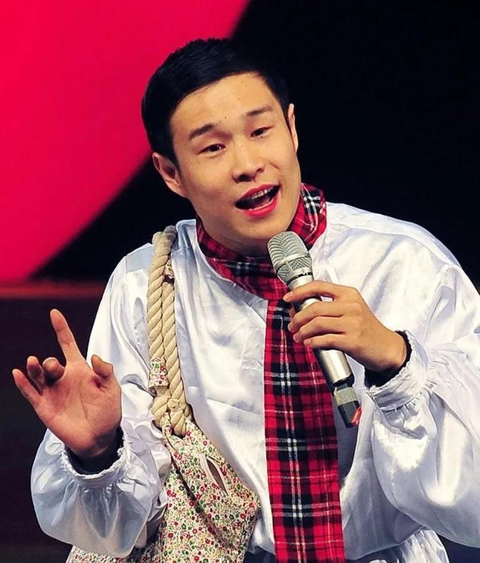 2009年，一个28岁的东北小伙儿小沈阳，登上江苏卫视的节目，本想用幽默圈粉，却