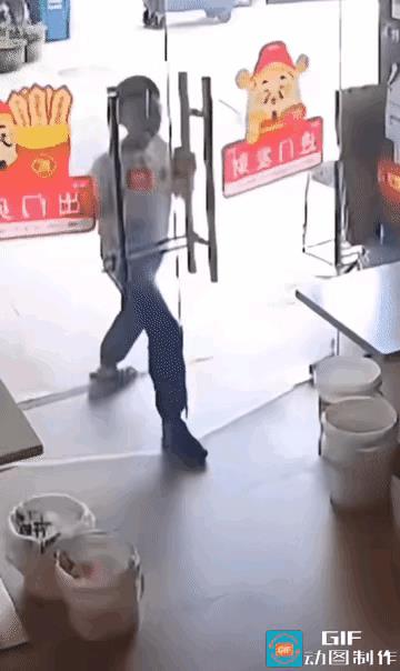 店员忘带钥匙了。