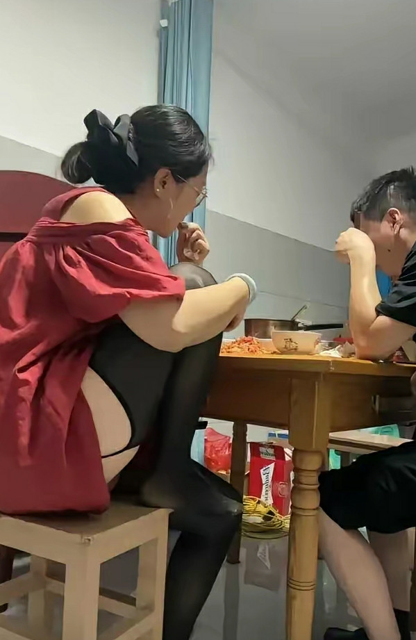 一看这个坐姿就知道她是哪里人