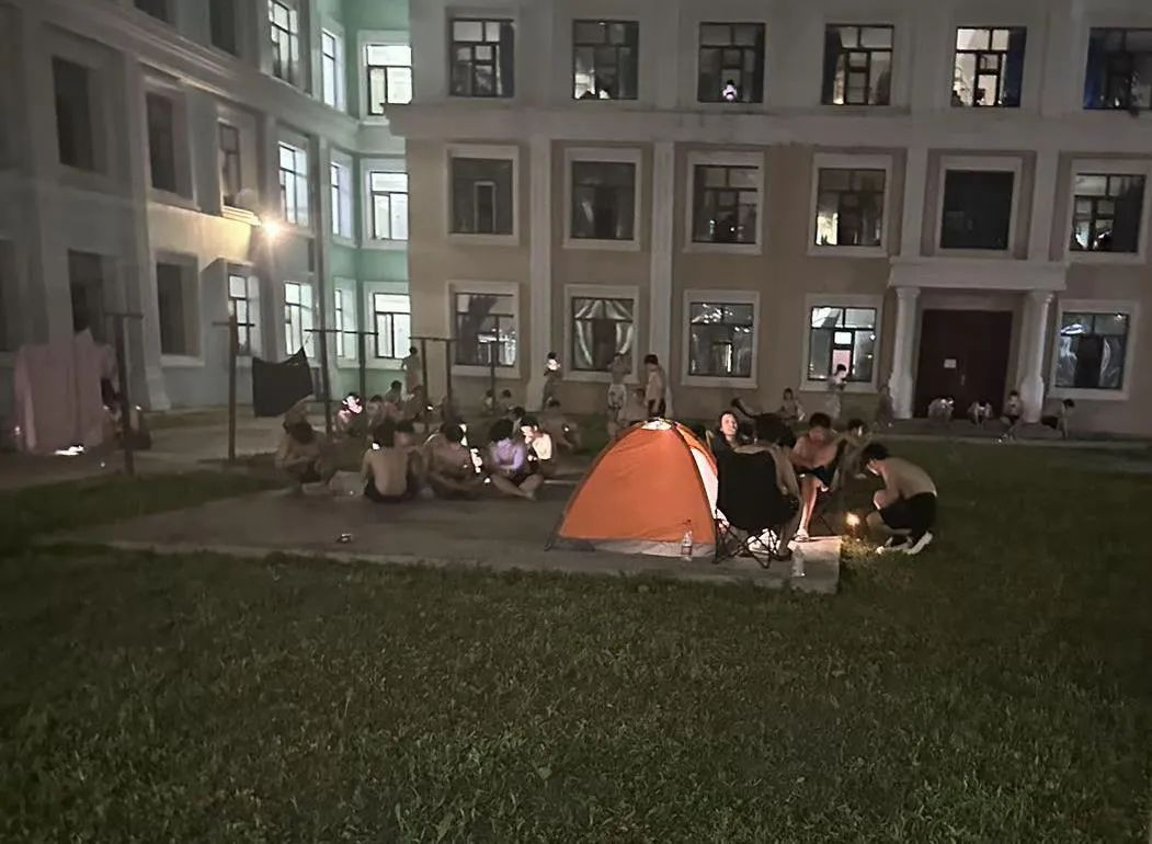高校宿舍装空调应全国推广吗肯定要推广啊，你看最近不少中暑的事情发生，说明什么？
