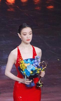 倪妮亮相2026微博之夜一袭红色亮片挂脖礼服出镜优雅高级又惊艳无比不失时