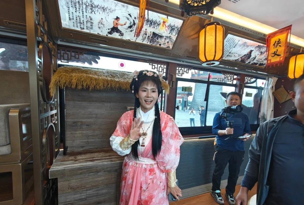 很难想象，这是一辆公交车！坐个公交车还能与郭靖同乘，这是襄阳推出的武侠主题公交