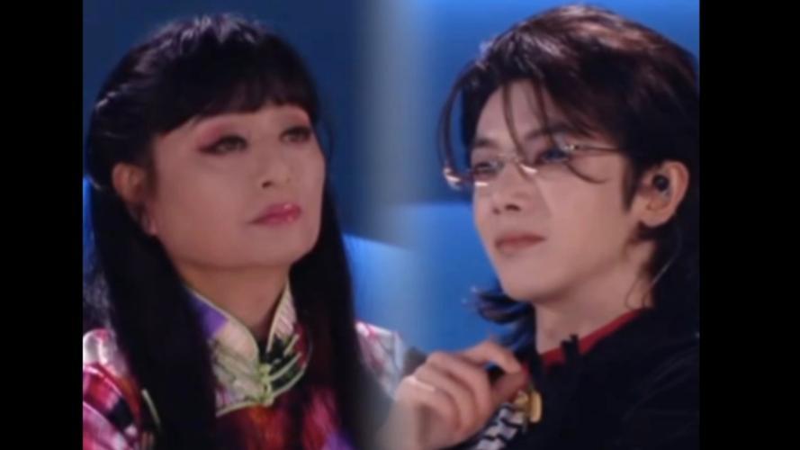 近日，华晨宇与殷秀梅合作演出后手挽手下班画面曝光，两人一路热聊氛围融洽，前辈后辈