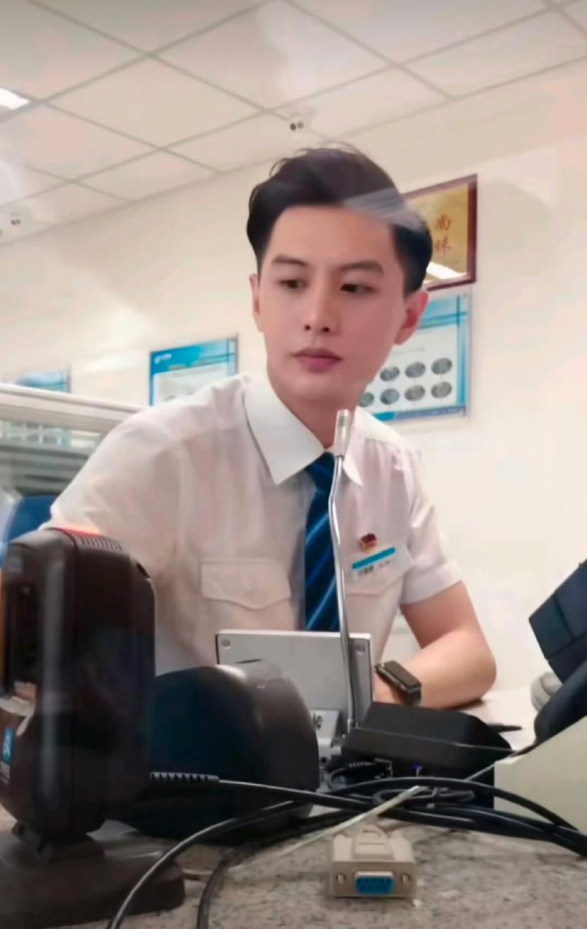 何健麒这澄清看着好奇怪啊前女友猛爆一堆料，他倒好，把回应重点放在自己收入低、没